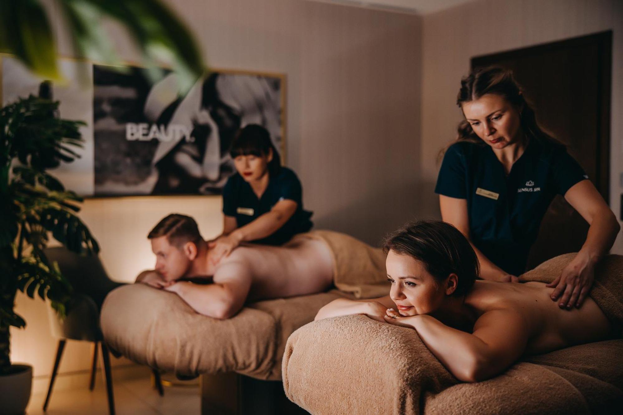 Elements Hotel&Spa Świeradów-Zdrój المظهر الخارجي الصورة Massage therapists working on a couple