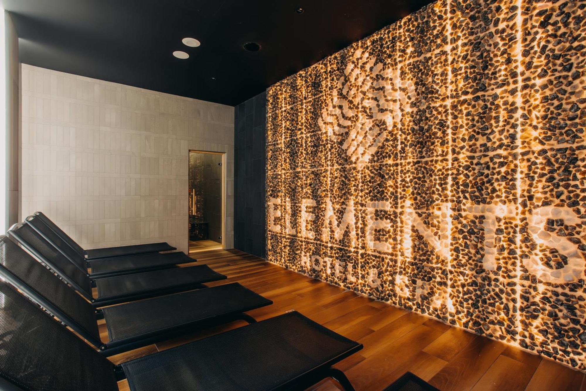 Elements Hotel&Spa Świeradów-Zdrój المظهر الخارجي الصورة A wall of backlit onyx
