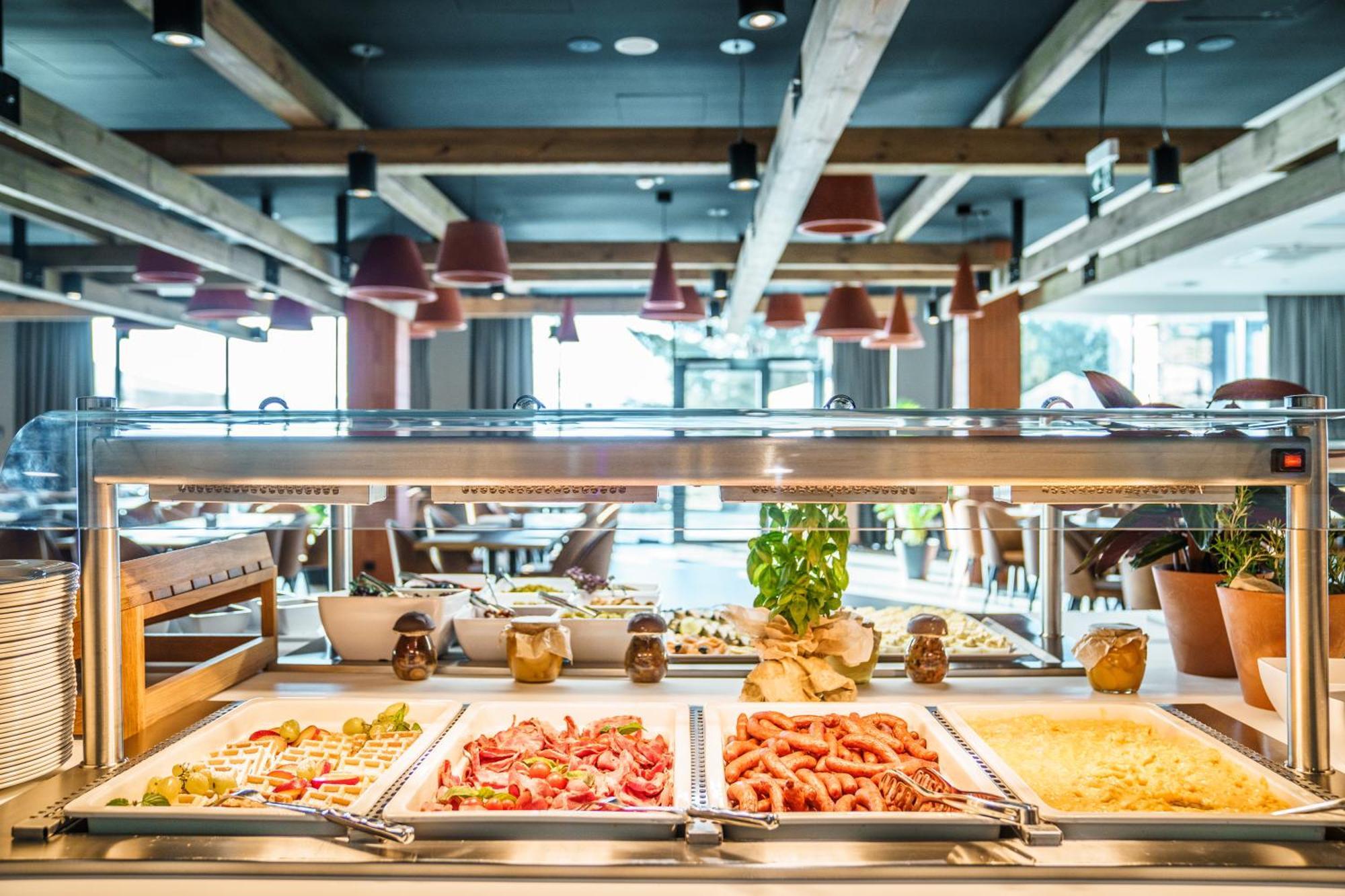 Elements Hotel&Spa Świeradów-Zdrój المظهر الخارجي الصورة A buffet at a restaurant