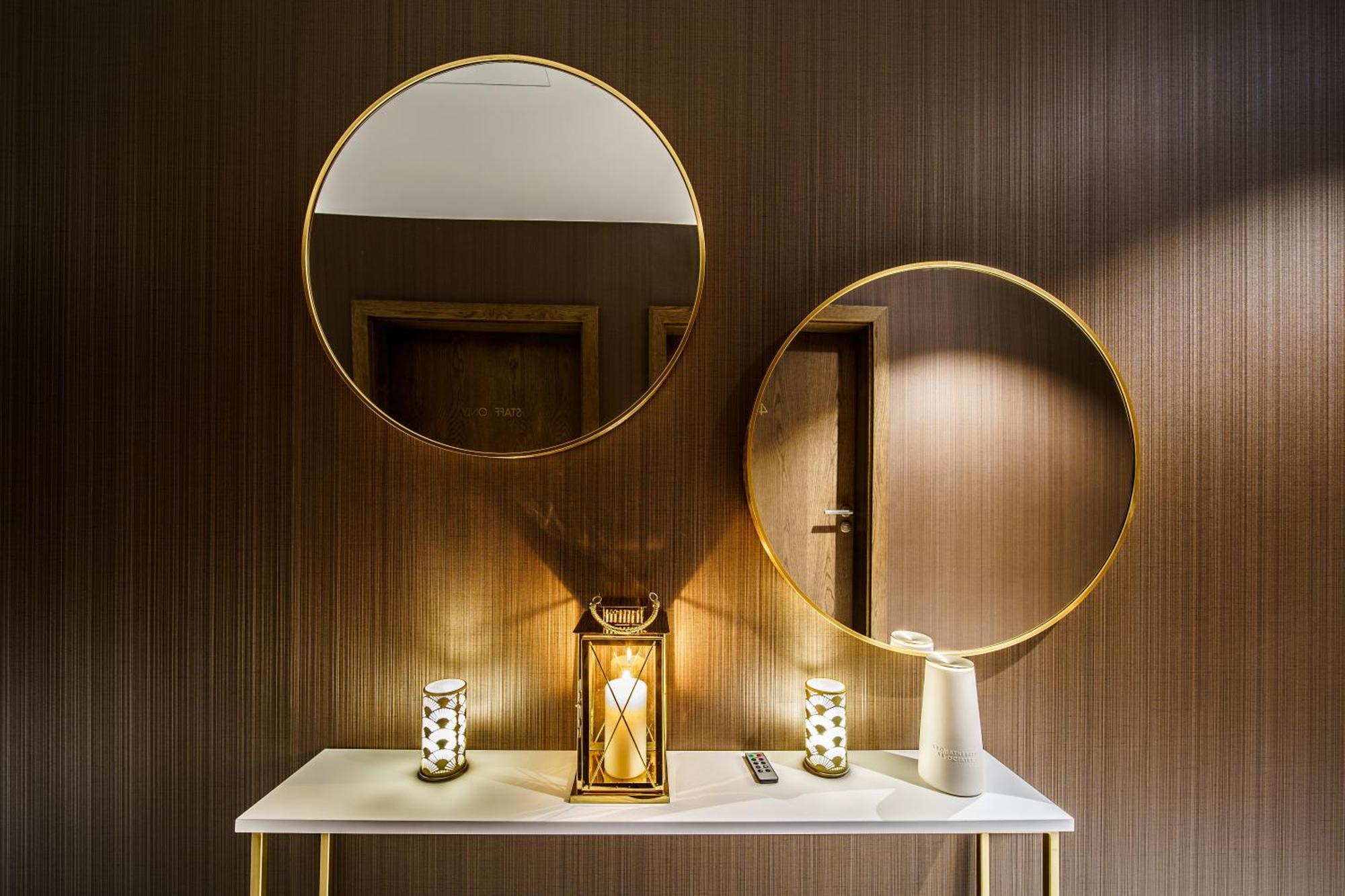 Elements Hotel&Spa Świeradów-Zdrój المظهر الخارجي الصورة A modern console table